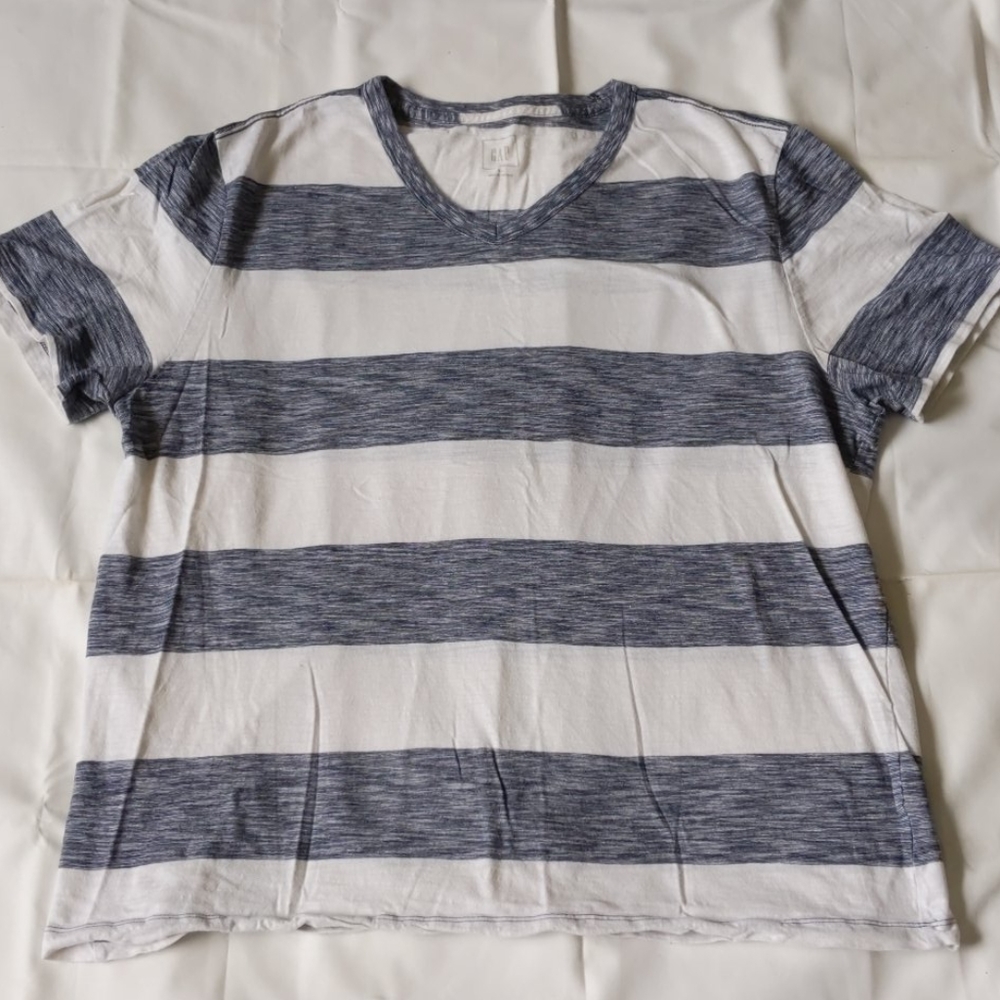 Gap V-neck